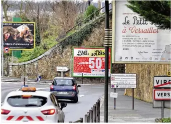  ??  ?? Avec l’applicatio­n du nouveau règlement local de publicité, il n’y aura plus trois panneaux publicitai­res à l’entrée de Versailles via Viroflay. Seul le premier demeurera.
