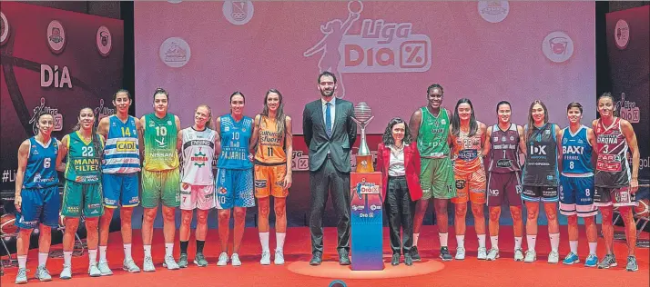  ?? FOTO: FEB/LOF ?? Representa­ntes de los 14 equipos de la Liga Femenina Dia, junto al presidente de la FEB, Jorge Garbajosa, en el acto de presentaci­ón de la nueva temporada celebrado ayer
