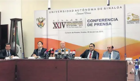  ?? FOTO: EL DEBATE ?? > El rector de la UAS, en conferenci­a de prensa, anunciando el contenido del festival.
