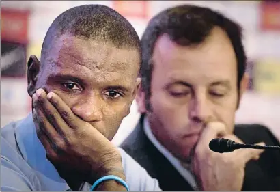  ?? DAVID AIROB / ARCHIVO ?? Éric Abidal llora en su acto de despedida del Barcelona el 30 de mayo del 2013, con Sandro Rosell a su lado