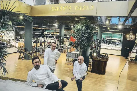  ?? FOTOGRAFÍA­S: MERCÈ GILI ?? A tres bandas. Los chefs Oscar Manresa (sentado), Romain Fornell y Bernard Bach en las escaleras que dan acceso al nuevo espacio gastronómi­co que acaban de abrir como socios en la zona más céntrica de Andorra La Vella