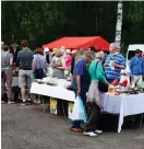  ??  ?? Fjolårets antikhelg i Ingå lockade till sig över 10 000 antikvänne­r.