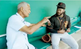  ??  ?? Johnny Cueto (der.) conversa con el exdirigent­e Felipe Alou.