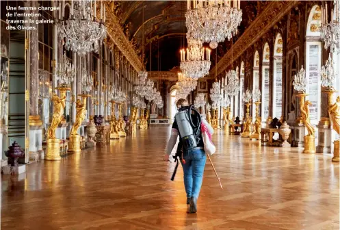  ??  ?? Une femme chargée de l’entretien traverse la galerie des Glaces.