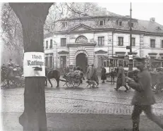  ??  ?? Nach dem Ersten Weltkrieg kehrten die deutschen Truppen 1918 zurück, hier der Vorbeizug am Hofgärtner­haus.