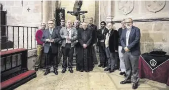  ?? ?? Foto de familia tras la entrega del Muñidor, ayer en la capilla del Santo Crucifijo.