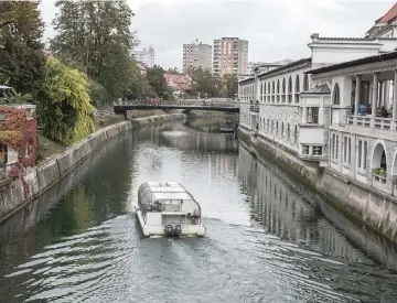  ??  ?? A sightseein­g boat travels along the Ljubljanic­a River in Ljubljana, Slovenia, on Oct 10.