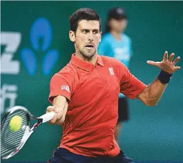  ??  ?? Novak Djokovic encontra dificuldad­e para chegar na semi em Xangai