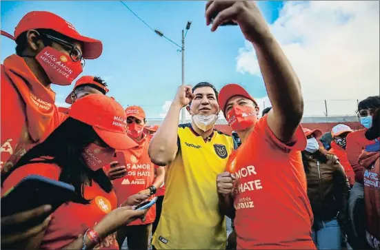  ?? JOSE JACOME / EFE ?? Andrés Arauz, amb els seus seguidors en un míting a Quito aquesta setmana