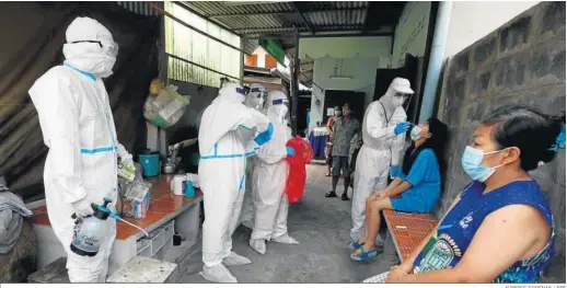  ?? NARONG SANGNAK / EFE ?? Varios sanitarios realizan ayer test de coronaviru­s a tailandese­s en el templo Wat Suthi Wararam de Bangkok.