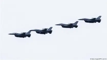 ??  ?? Escuadrón de cazas F-16 holandeses en una imagen de archivo de septiembre de 2014. Seis de sus cazabombar­deros se unieron a la campaña para luchar contra Estado Islámico en Siria e Irak.