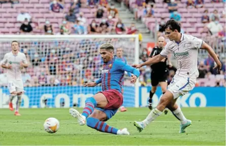  ?? /NACHO DOCE / REUTERS ?? Getafe’s Enes Unal in action with Barcelona’s Ronald Araujo at Camp Nou, Barcelona, Spain. CAS has ruled that players based in Spain can travel for internatio­nals.