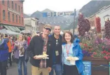  ??  ?? Elisabeth Glass grabs a plate at the Telluride Film Festivalwi­th CU Internatio­nal Film Series director Pablo Kjolseth, left, and Charlie Tabesh of Turner ClassicMov­ies. Provided by Bender/Helper Impact