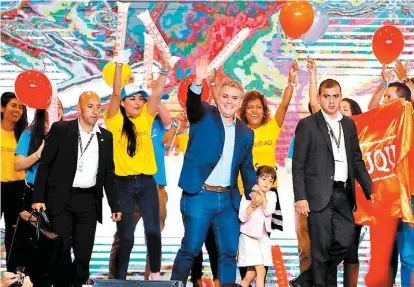  ?? NACHO DOCE/REUTERS ?? Iván Duque, el candidato uribista, saluda a sus seguidores en Bogotá tras vencer en la primera ronda.