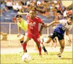  ?? SRENG MENG SRUN ?? Boeung Ket forward Samuel Ajayi beats Asia Euro United defender Ouk Sokban in their match on Saturday.