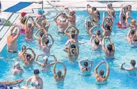  ?? FOTO: ANDREAS LANDER ?? Wassergymn­astik im Pool des Ferienhote­ls – ein typisches Bild, das viele mit Pauschalur­laub verbinden.