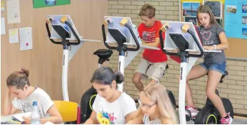  ?? FOTO: DPA ?? Schüler des Friedrich-Dessauer-Gymnasiums in Aschaffenb­urg verfolgen den Unterricht auf Fahrrädern.