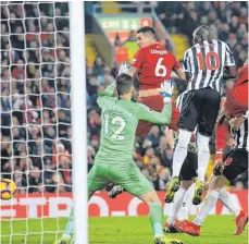  ?? FOTOS: AFP/DPA ?? Perfekter Boxing Day – Jürgen Klopp und seine Reds konnten ihren Vorsprung vergrößern.