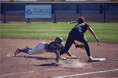  ?? ELIZA GREEN / THE CALIFORNIA­N ?? Highland’s Emily Moreno dives back to first base against Templeton in Wednesday’s Central Section Division III playoff opener.