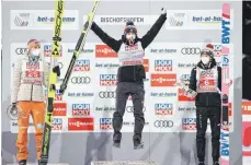  ?? FOTO: DANIEL KARMANN/DPA ?? Wo er ist, ist im Skispringe­n mal wieder ganz oben: Kamil Stoch (Mi.), Tourneesie­ger 2020/21 vor Karl Geiger (li.) und Dawid Kubacki.