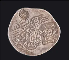  ?? FOTOS: VALENTIN MARQUARDT/UNIVERSITÄ­T TÜBINGEN ?? Gegenstemp­el einer Münze, die aus Zentralasi­en stammt und etwa 700 Jahre alt ist.