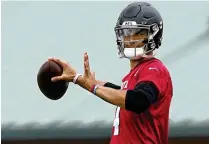  ?? The AP ?? Atlanta Falcons rookie quarterbac­k Desmond Ridder, who led UC Bearcats to the College Football Playoff last season, plans to compete with veteran QB Marcus Mariota for the starting job.