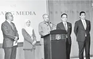  ?? — Gambar Bernama ?? SIDANG MEDIA: Dr Mahathir ketika sidang media selepas mempengeru­sikan Mesyuarat Jawatankua­sa Khas Kabinet Mengenai Anti Rasuah di Bangunan Perdana Putra semalam. Turut hadir (dari kiri) Abu Kassim, Wan Azizah, Liew dan Azmin.