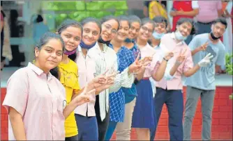  ?? DEEPAK GUPTA/HT ?? ■
CBSE class 12th students celebratin­g their success in Lucknow on Monday.