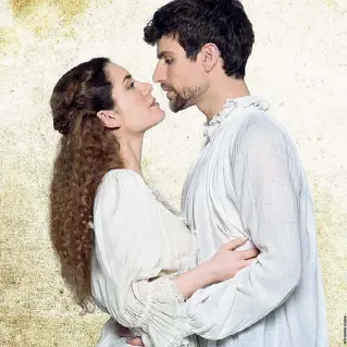  ??  ?? Bardo stregato Gli interpreti di Shakespear­e in love Lucia Lavia e Marco De Gaudio