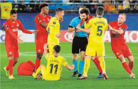  ?? REUTERS ?? El Villarreal acabó con diez jugadores ante el Spartak por la expulsión de Jaume Costa