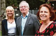  ?? Foto: Elmar Knöchel ?? Heinz Paula erklärte bei einem Rundgang Carolina Trautner (links) und Marion Keh  lenbach die geplanten Einrichtun­gen von Gut Morhard.