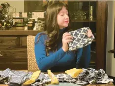  ?? BOB RZADZKI ?? Rachel Cooper shows the cloth napkins she uses instead of paper ones for daily dining at her Chicago home.