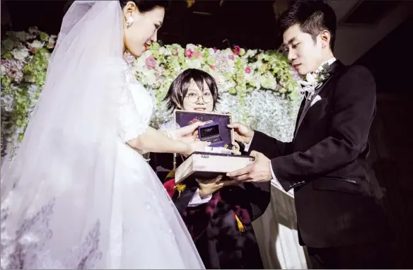  ?? PROVIDED TO CHINA DAILY ?? 27-year-old Li Yilin had a Harry Potter cosplayer carry the rings at her wedding in November, 2015.