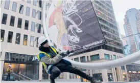  ?? ?? En aktivist från Greenpeace sätter uppe en banderoll med texten ”Skydda naturen, skydda livet” i Montreal tidigare i veckan.