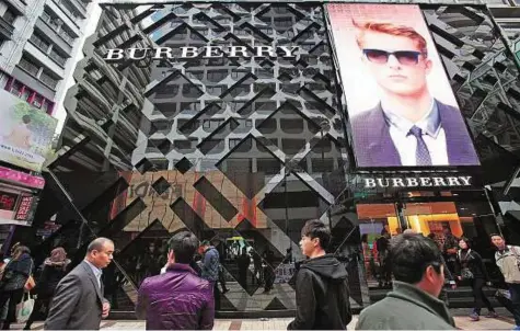  ??  ?? A Burberry store in Hong Kong’s Tsim Sha Tsui shopping district. China’s fashion forward men are snapping up Gucci and Burberry bags, driving a luxury market rebound just months after a Chinese sales slowdown spooked global investors.
Reuters
