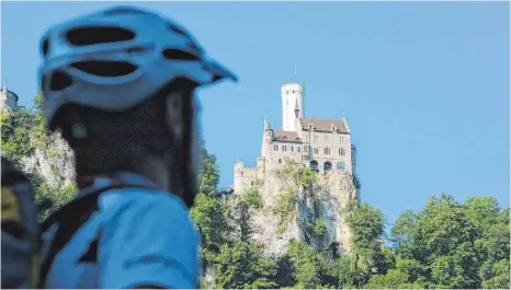  ?? FOTO: GERD EISENSCHIN­K ?? Ein Radfahrer kommt am Schloss Lichtenste­in vorbei.