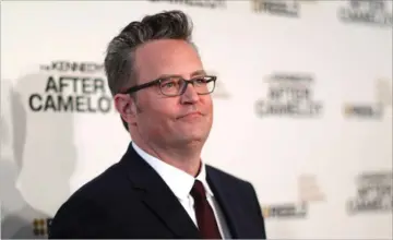  ??  ?? Rollen som Chandler Bing i det amerikansk­e sitcom-show ”Venner” gav Matthew Perry enorm berømmelse og en masser dollars i banken. Men i det private liv kaempede han med både alkohol- og pillemisbr­ug. Foto: Mario Anzuoni