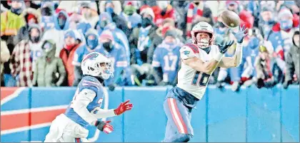  ?? Foto Afp ?? Jakobi Meyers, de los Patriotas, atrapa el balón al superar a Taron Johnson, de los Bills de Búfalo, durante el segundo cuarto en el juego de playoffs.