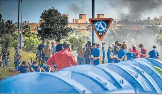  ?? JULIO GONZÁLEZ ?? Concentrac­ión y acampada de los trabajador­es de Airbus Puerto Real, este jueves.