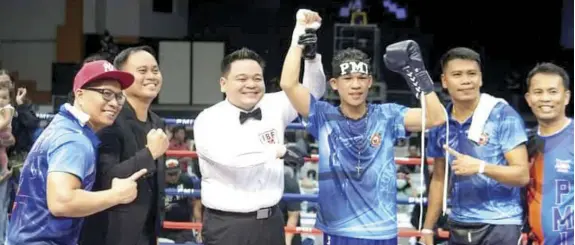  ?? MANNY VILLARUEL ?? Regie ‘The Filipino Phenom’ Suganob of PMI Bohol Stable celebrates with his team led by his promoter and manager Floriezyl Echavez Podot after beating Mark ‘RastaMac’ Vicelles of Cebu’s Omega Gym by technical decision in their IBF light flyweight title eliminator.