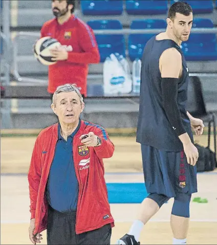  ?? FOTO: PERE PUNTÍ ?? Pesic dirigiendo un entrenamie­nto en el Palau. El Barça de basket se enfrenta a nuevos retos en este inicio de temporada