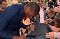  ??  ?? Scene dall’arrivo di Geoffrey Kondogbia all’Inter. 1 Maglia autografat­a all’uscita dal Coni per l’idoneità sportiva. 2 Bagno di folla davanti a un hotel milanese, circondato dai tifosi. 3 Il francese saluta i tifosi sventoland­o la nuova maglia...