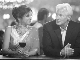  ??  ?? En esta segunda entrega se suma al elenco original el actor Richard Gere, en la foto junto a la actriz Lillete Dubey en una escena de la película.