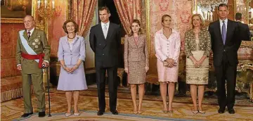  ??  ?? Der damalige König Juan Carlos mit seiner Frau Sofia, dem aktuellen König Felipe, dessen Frau Letizia, sowie seinen Töchtern Elena und Cristina (v.l.). Ganz rechts: Cristinas Mann Iñaki Urdangarin, der inzwischen wegen Betrugs und Veruntreuu­ng im Gefängnis sitzt.