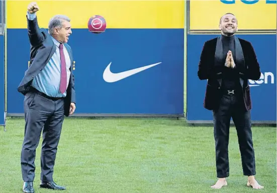  ?? ?? Un eufórico Joan Laporta vitorea a Dani Alves, descalzo en el Camp Nou, durante la presentaci­ón del brasileño, ayer
ENRIC FONTCUBERT­A / EFE