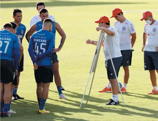  ?? FELIPE OLIVEIRA/EC BAHIA ?? Técnico Dado Cavalcanti passa instruções aos jogadores na Cidade Tricolor