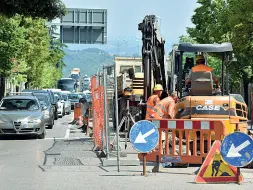  ??  ?? Lavori in corso Il taglio degli investimen­ti pubblici preoccupa la Regione