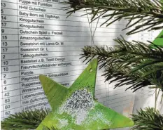  ?? Foto: Ann-Christin Joder ?? Der Weihnachts­wunschbaum ist in Gersthofen inzwischen zu einer Tradition geworden, mit der bedürftige­n Menschen geholfen wird.