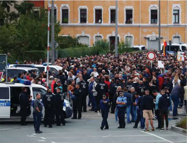  ?? FOTO: HANNIBAL HANSCHKE, REUTERS ?? DEMONSTRAS­JON: Torsdag var det ny demonstras­jon i Chemnitz. Demonstran­tene protestert­e mot all innvandrin­gen.