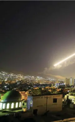  ?? Ansa ?? Scie anti-chimicheLa traccia luminosa sul cielo di Damasco; a sinistra, il presidente Usa, Donald Trump